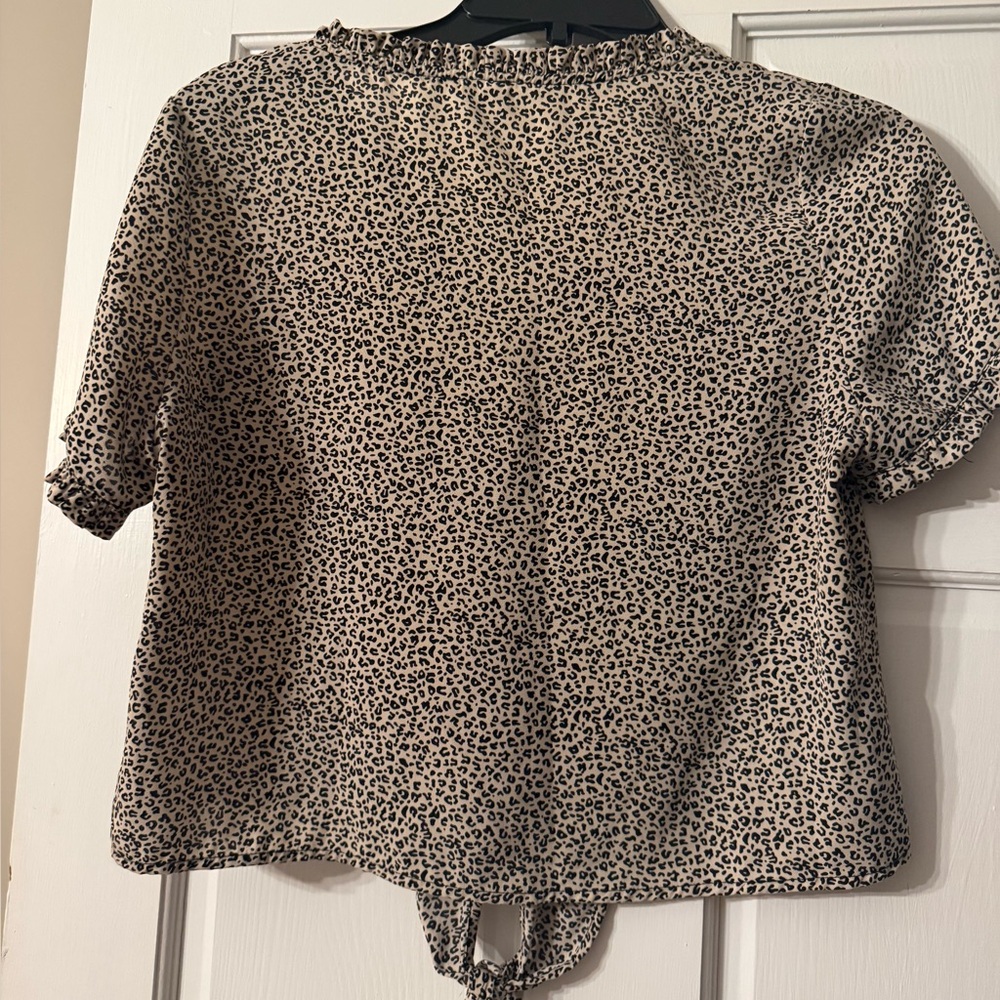 Le Lis Leopard Print Ruffle Blouse with tie front size medium - Picture 4 of 4
